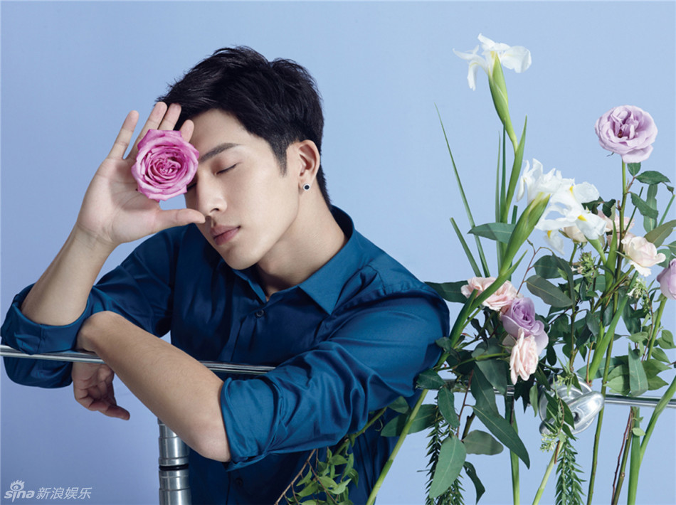 组图:井柏然花丛写真 演绎理想型男友