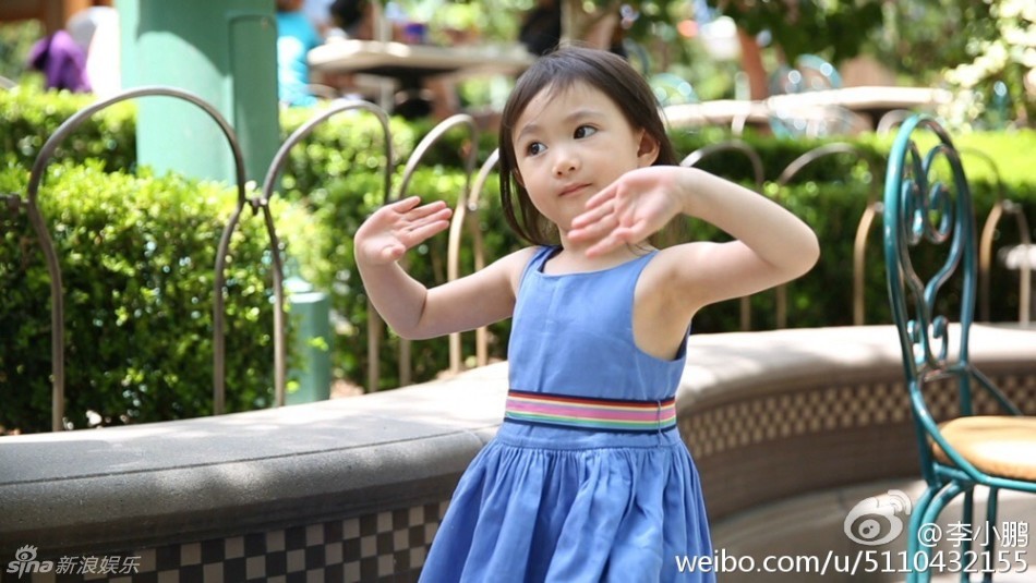 组图:奥莉和妈妈游泳池玩耍 眨眼卖萌乖巧可爱