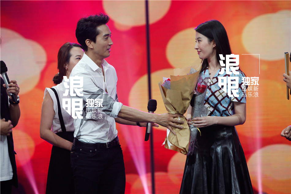 组图：刘亦菲宋承宪合体亮相秀恩爱 男神护花