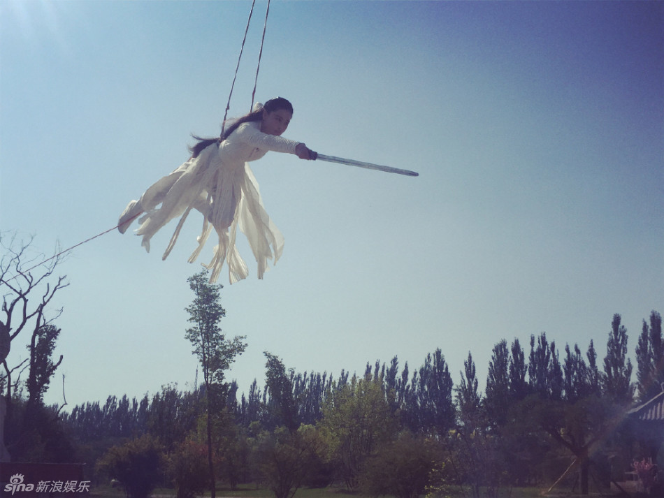 组图：张馨予吊威亚似侠女 包裹严实难挡上围