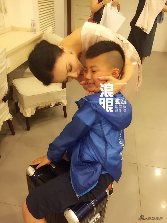 组图：《开罗宣言》发布会后台 刘嘉玲强吻康康