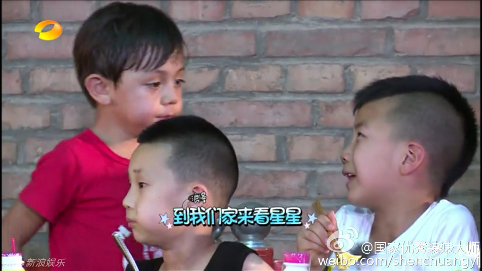 组图：《爸爸》甜蜜似偶像剧 诺一夏天相拥打闹