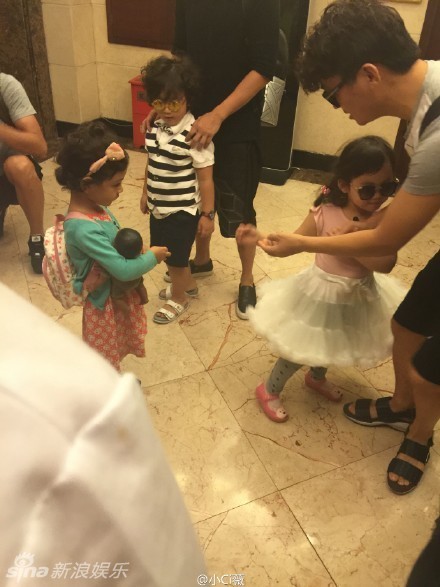 组图：《爸爸》吉安站 王宝强父女刘烨妻女助阵