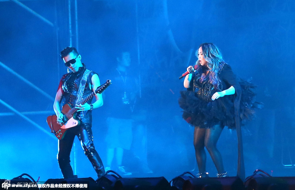 组图：张惠妹南京开唱 无惧发福劲歌热舞