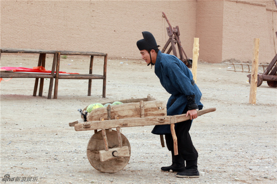 组图：《穿越吧》沈腾狂奔 宋小宝开创宝氏射法