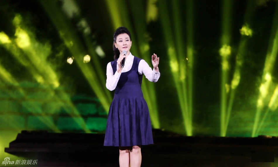 组图：宋祖英倾情演唱《长城谣》纪念抗战胜利