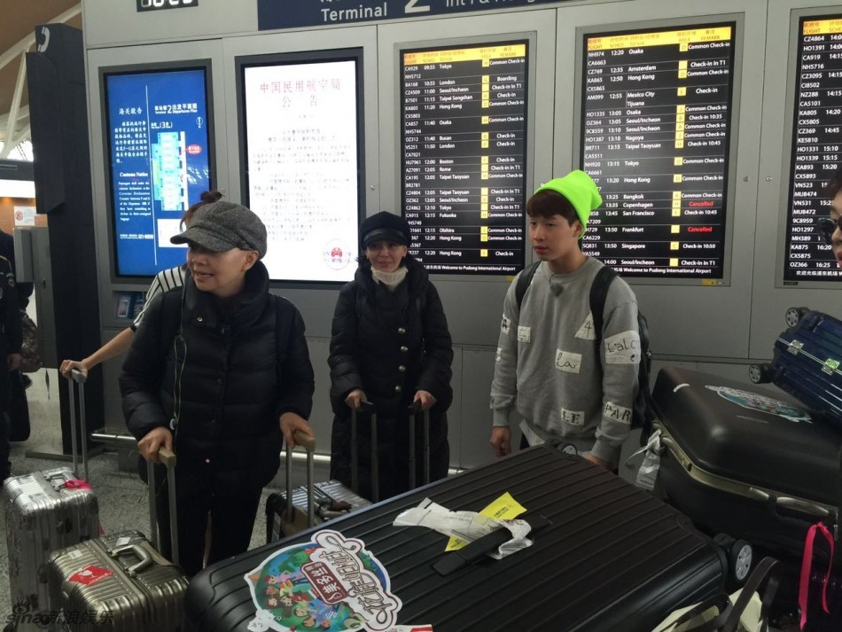 组图：花姐2宋丹丹王琳等出发录制 Henry当挑夫