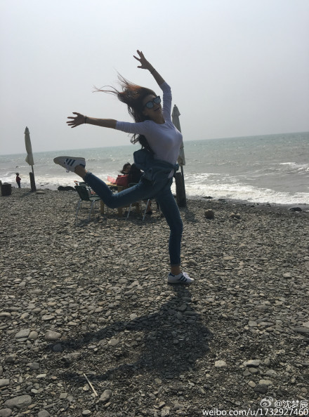 组图：沈梦辰晒海边跳跃照 网友赞腿长腰细胸大