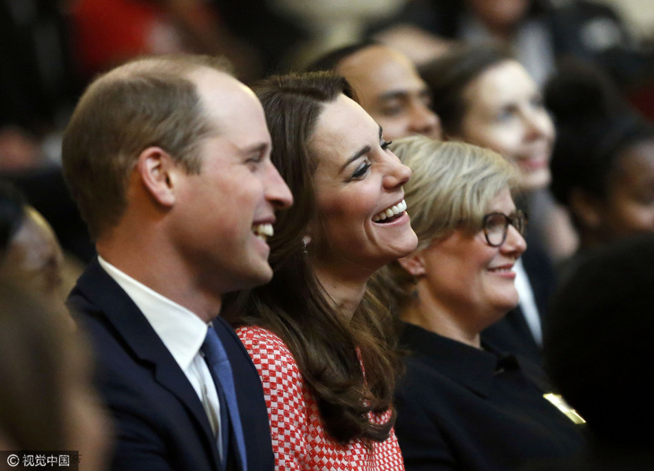 组图：凯特王妃威廉王子同出席 优雅迷人露甜笑
