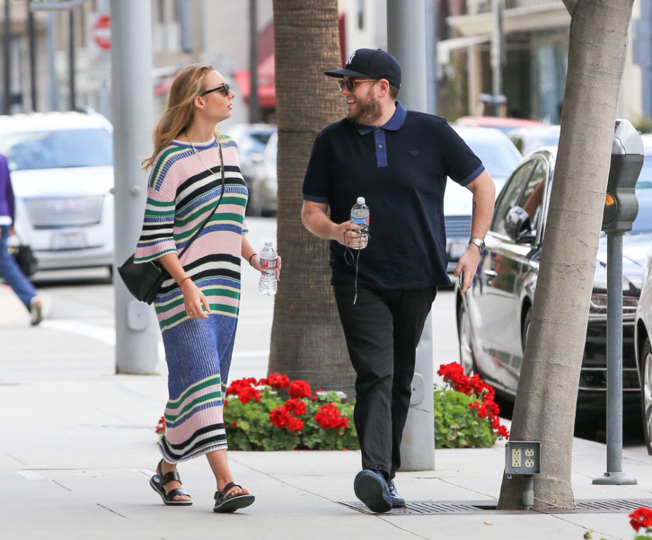 组图：乔纳希尔带女友比弗利山庄购物 笑容满面