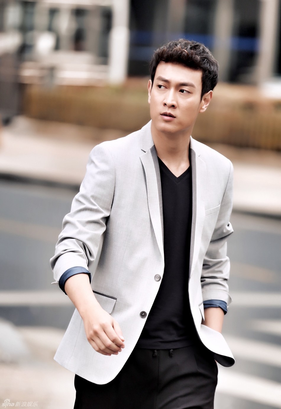 组图：李超发时尚休闲春日街拍 展都市精英范儿