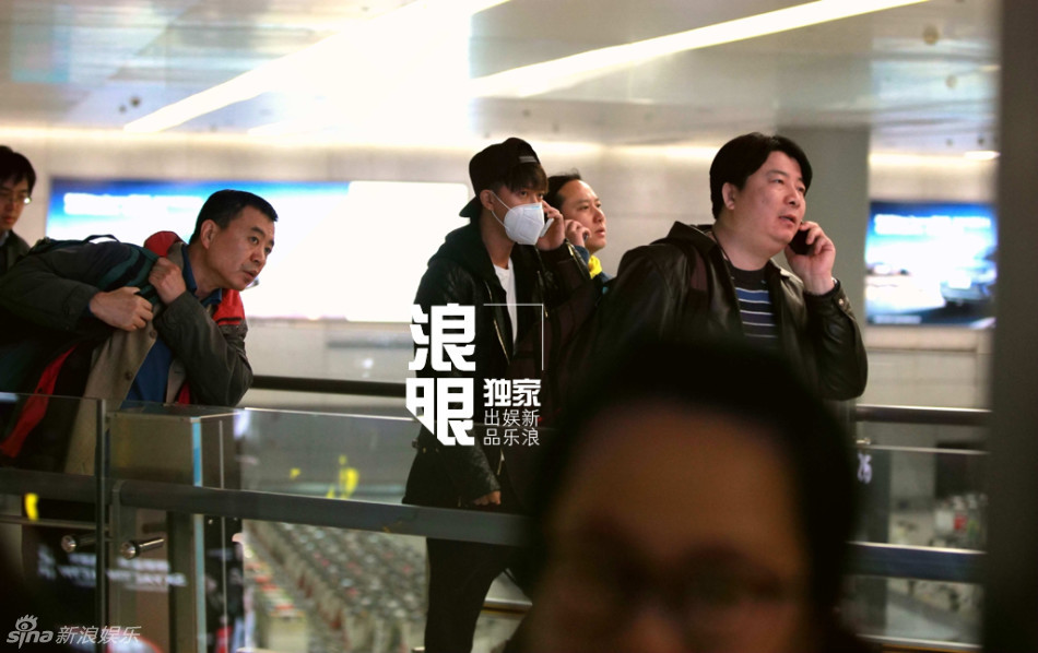 独家：韩庚现身机场全副武装 与神秘女买咖啡