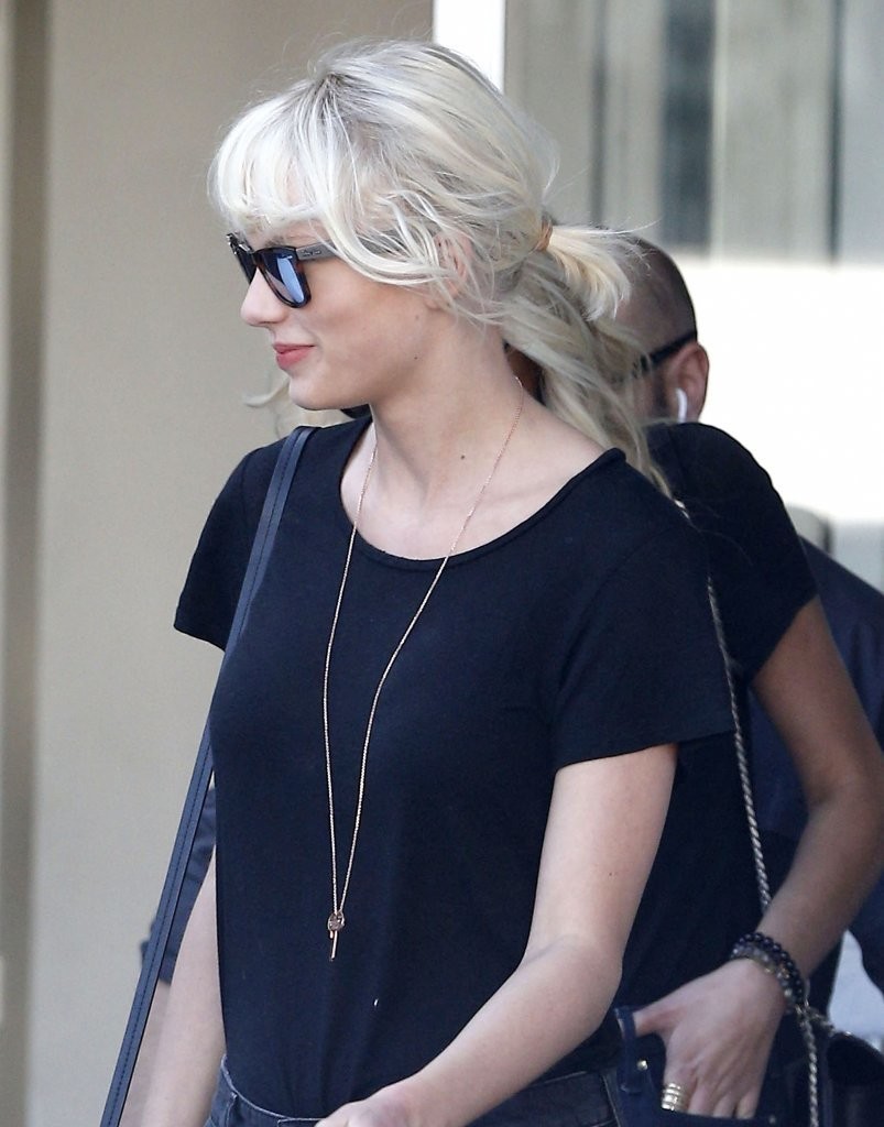 组图：泰勒斯威夫特素颜逛街 清爽风也很好看