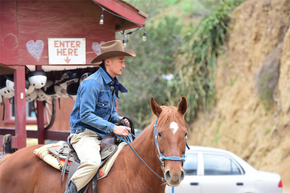 组图： 逆袭！余文乐周冬雨骑马恋爱般配