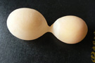 母鸡产下葫芦状连体蛋
