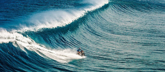 澳特技车手骑摩托海上冲浪惊险刺激
