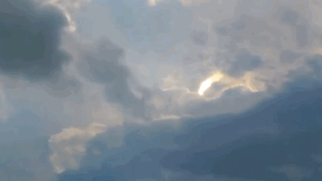美印第安纳州天空出现神奇光柱 云端来回摆动