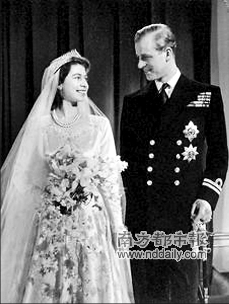 英国女王伊丽莎白二世和丈夫菲利普亲王19日