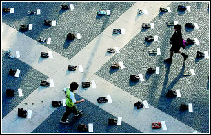 <em>姐姐妹妹</em>,站起来!(图)_新闻中心_新浪网