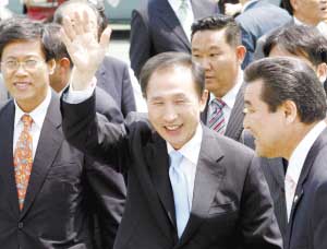 韩总统候选人李明博因涉嫌金融弊案接受特检