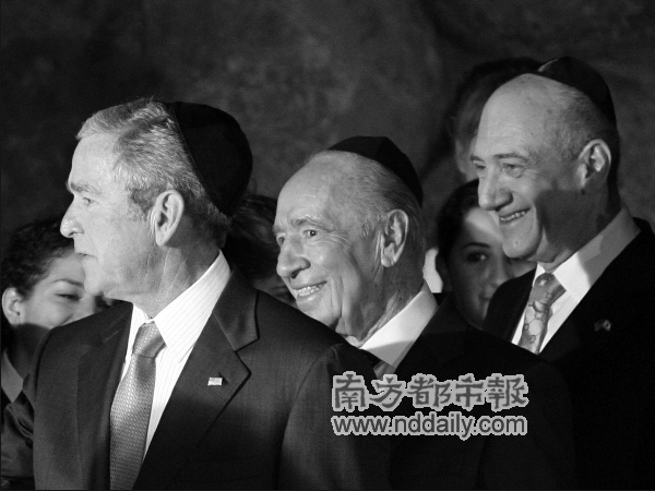 布什头戴犹太人的传统礼帽与以色列总统佩雷斯