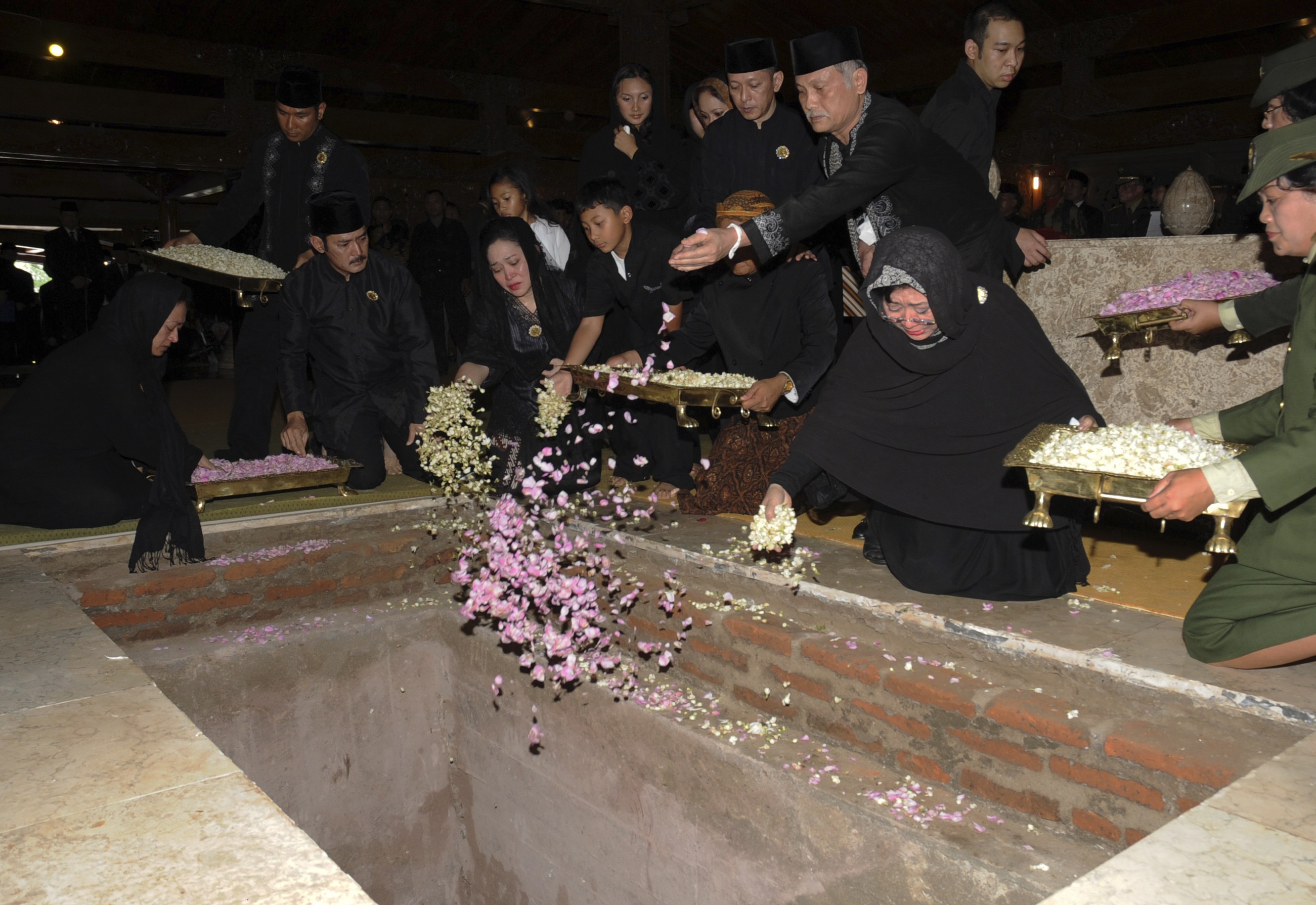 印尼为苏哈托举行国葬 遗体葬在家族墓地妻子