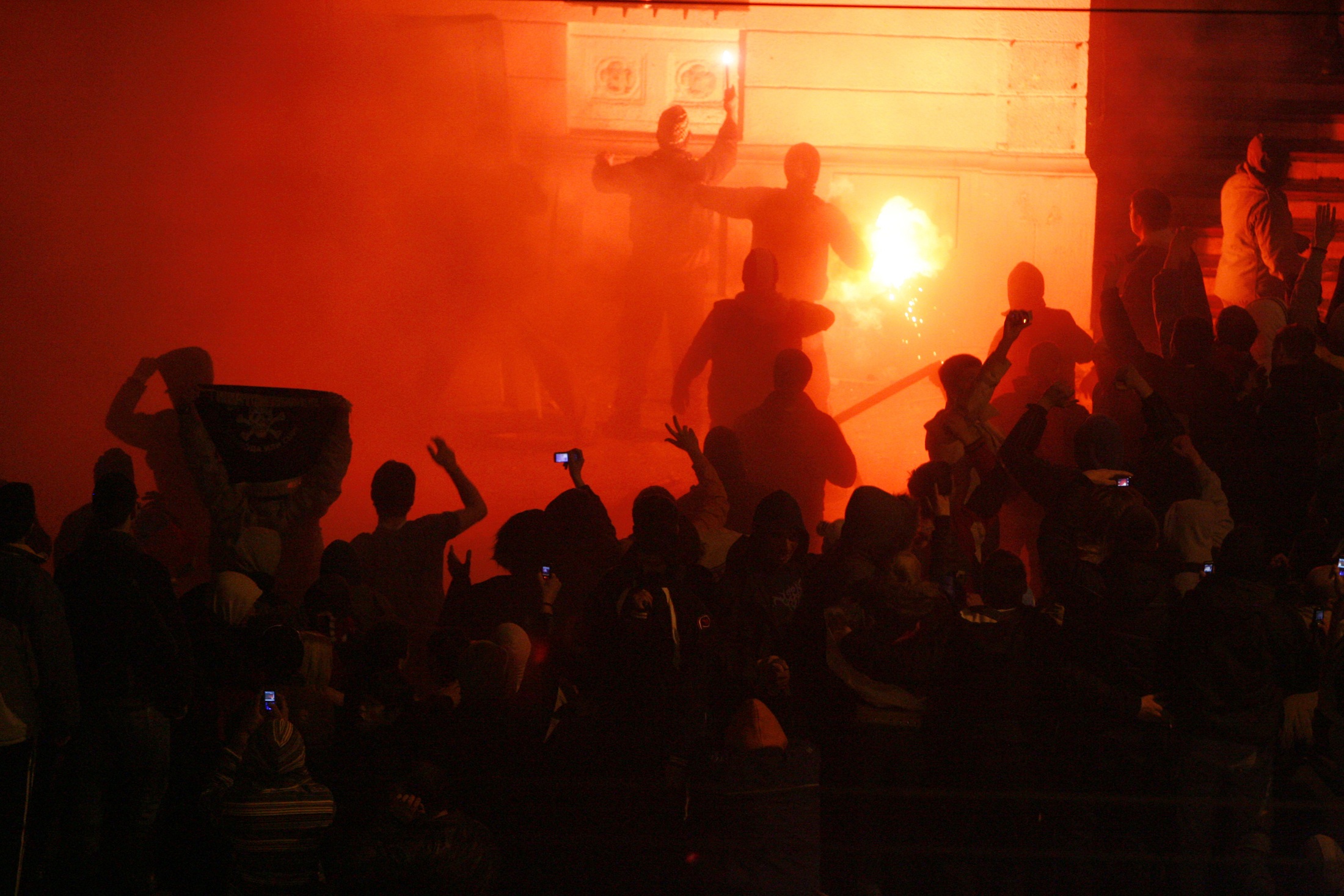 塞尔维亚抗议者火烧美使馆 白宫愤怒、安理会