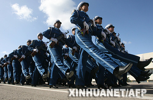 阿尔及利亚首都:飒爽英姿的女警学员(组图)