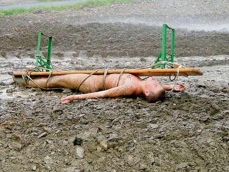 德消防队性虐学员丑闻照被曝光(组图)