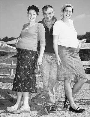 英男子有七个“妻子”七人排值班表做家务