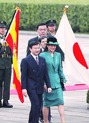 除了天皇明仁夫妇出迎,皇太子德仁也偕太子妃雅子盛装出席.