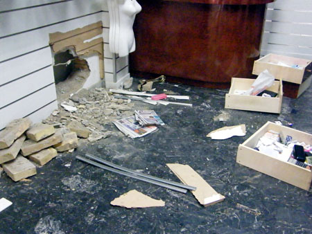 罗马盗贼用机械作业破墙入室抢劫华人商店
