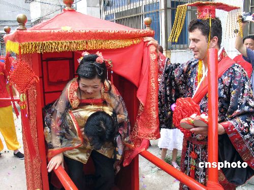 在中国外国人办理结婚_中国人和外国人结婚孩子的国籍