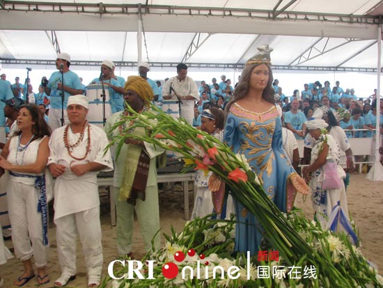 一年一度的"祭海神"活动29日在巴西海滨城市里约热内卢举行