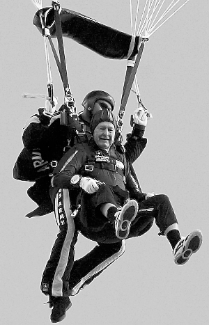 老布什对跳伞一直很有激情,83岁时仍然翱翔高空.