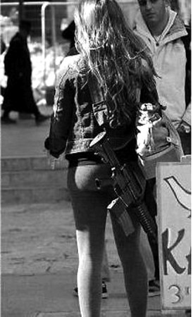 以色列<em>美女逛街</em>随身带M16步枪_新闻中心_新