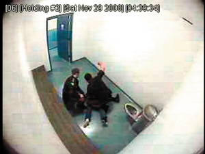 卡脖揪<em>头发</em> 美警察狂殴<em>15岁</em>少女_新闻中心_新