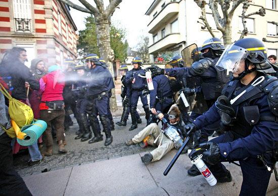 法警方对抗议北约峰会示威者使用催泪弹(组图