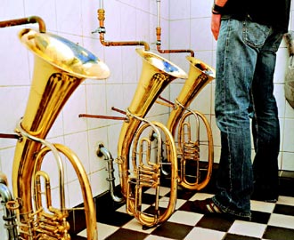 图:德国餐厅男生厕所超高档 用3个低音号当便
