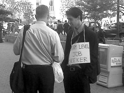 美国失业者胸前挂牌子当街找工作(图)