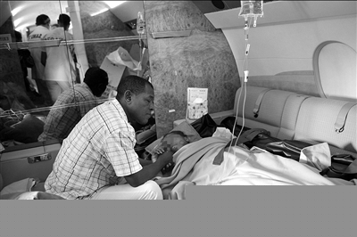 幸存少女与父团圆