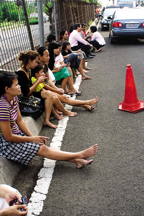 印尼7.3级强震引发小规模海啸 至少32死