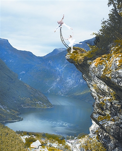 挪威牛人300米悬崖上玩单手倒立