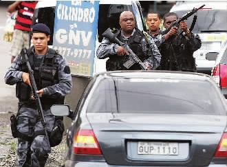 巴西毒贩与警察激战 10毒贩被打死两警察丧生
