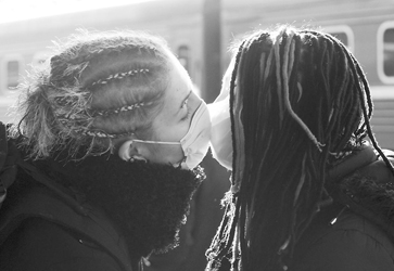 11月1日,在乌克兰首都基辅,两名戴口罩的女子