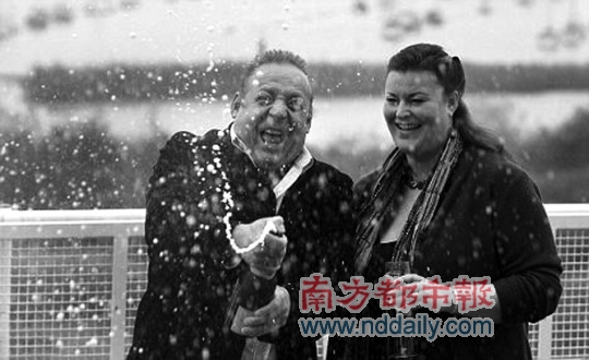 英国超级大奖赢家齐现身 一对夫妇和一伙合购