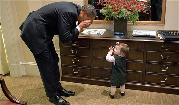 白宫公开奥巴马与小孩玩躲猫猫照片(图)