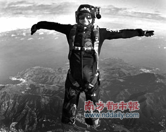 截肢老兵勇夺英国跳伞冠军 今年8月将参加世界