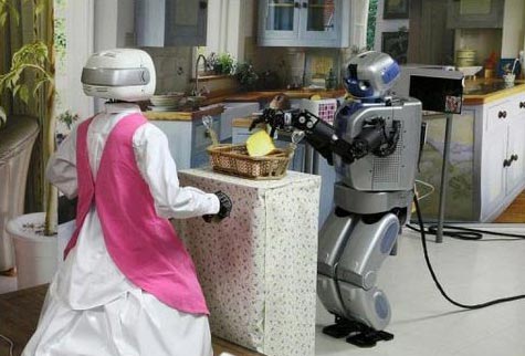 韩国研制出机器人女仆 能打扫房子加热食物(图