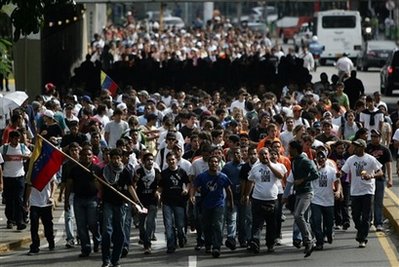 不满政府强关电视台 委内瑞拉学生上街游行(图